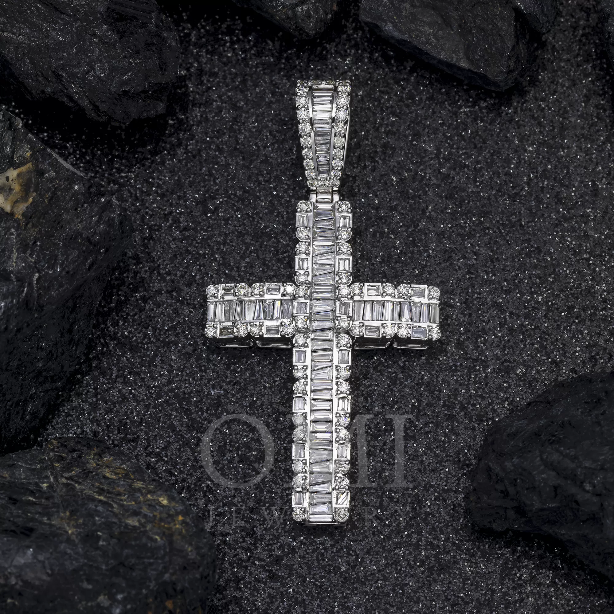 10K GOLD BAGUETTE AND ROUND DIAMOND CROSS PENDANT 2.84 CT