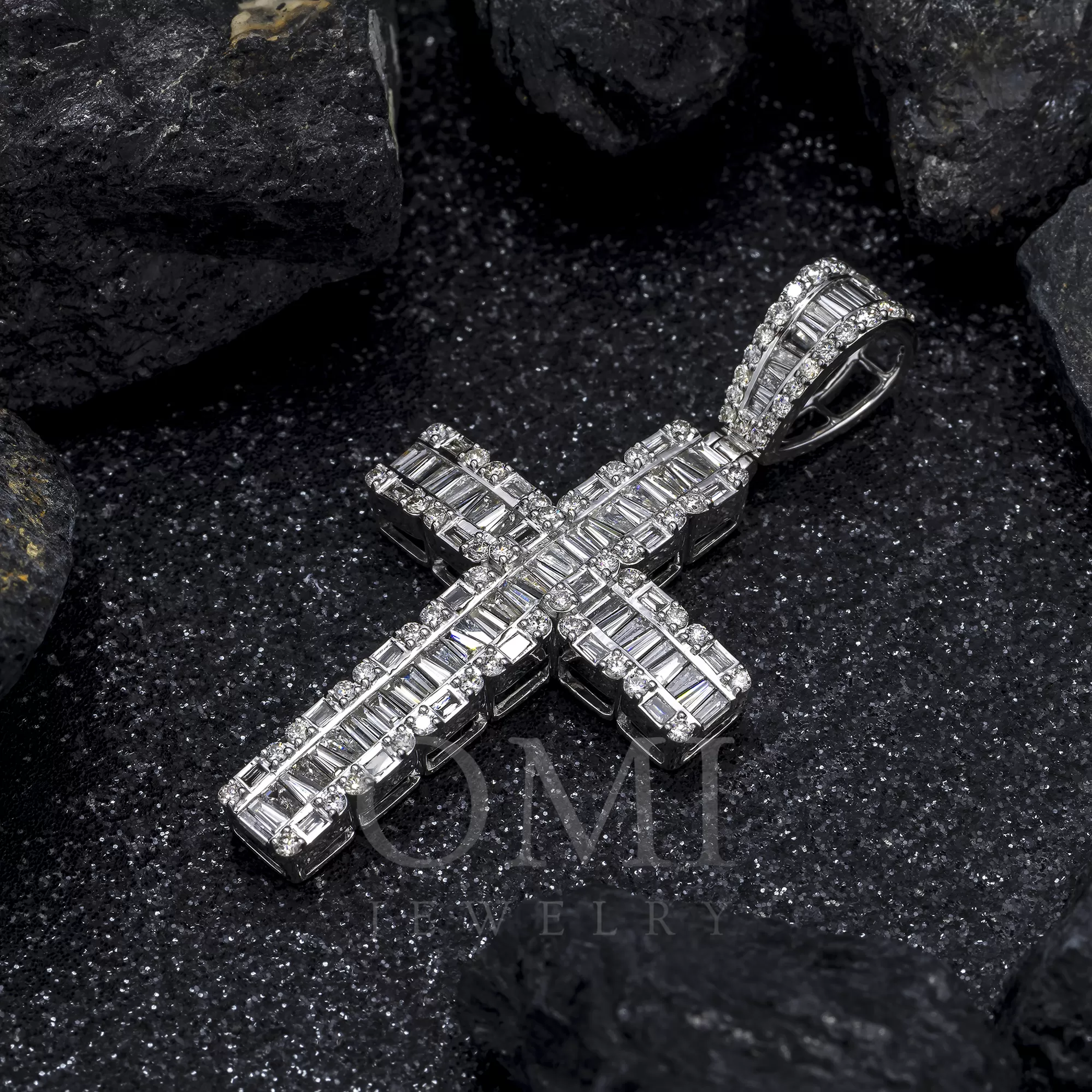 10K GOLD BAGUETTE AND ROUND DIAMOND CROSS PENDANT 2.84 CT