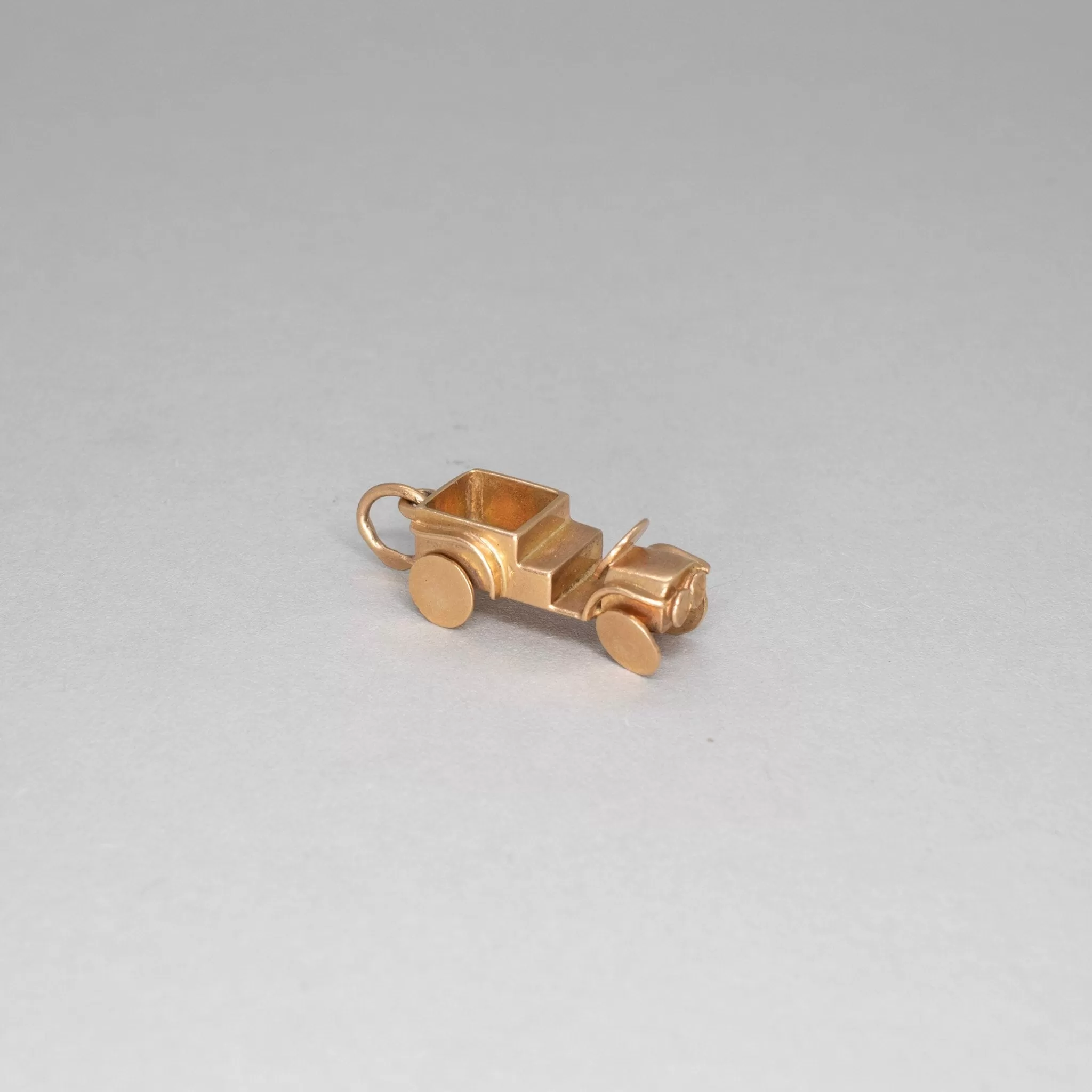 18K Vintage Old Car Charm