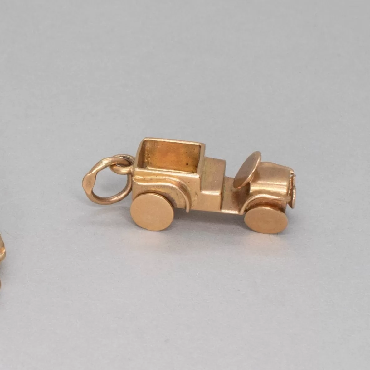 18K Vintage Old Car Charm