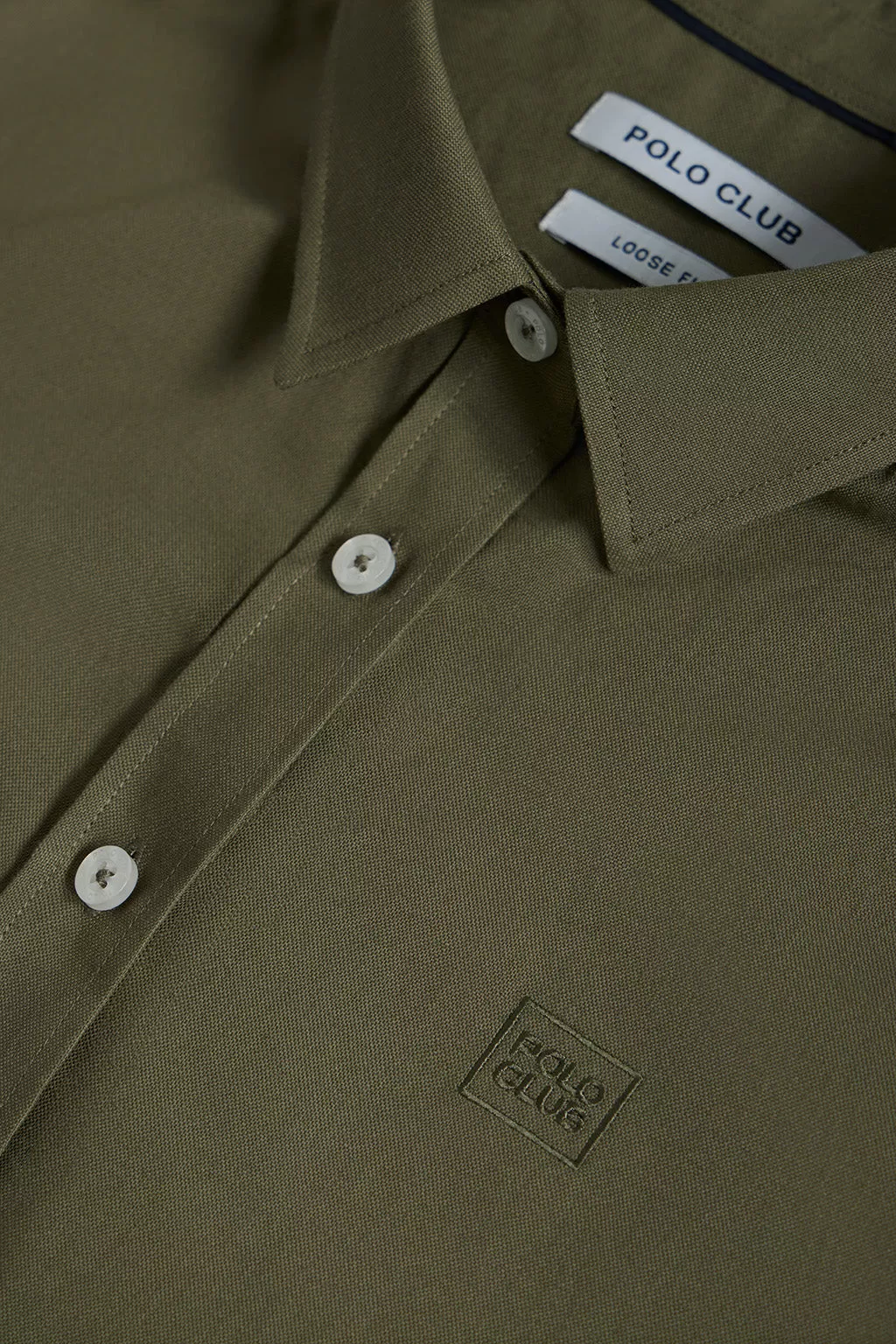 Camisa oxford verde militar con logo bordado