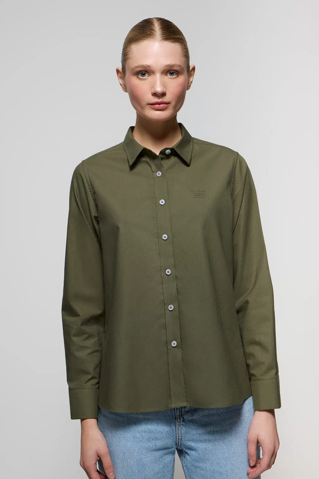 Camisa oxford verde militar con logo bordado