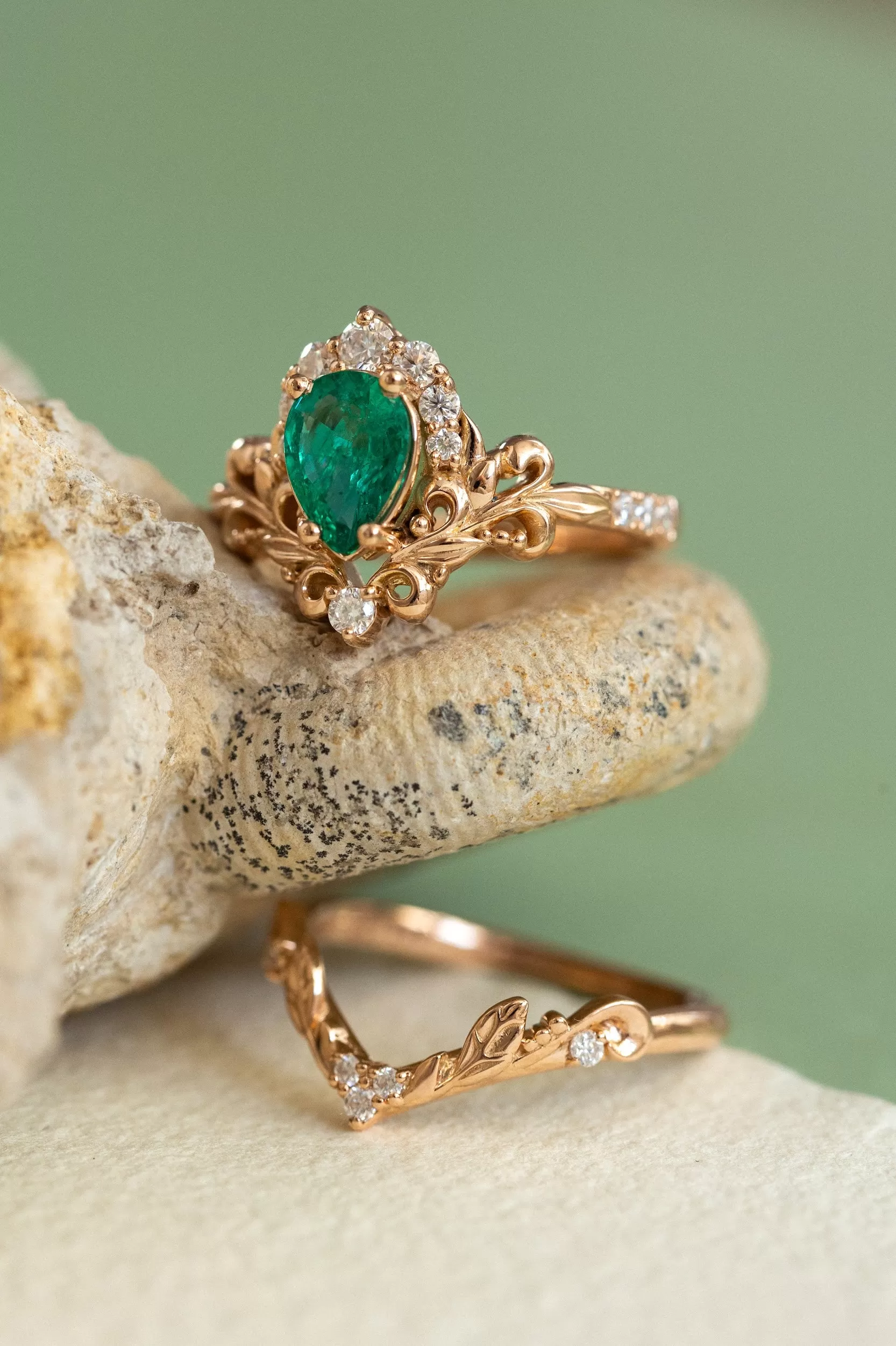 Emerald and diamonds bridal ring set, baroque inspired gold engagement ring set / Sophie