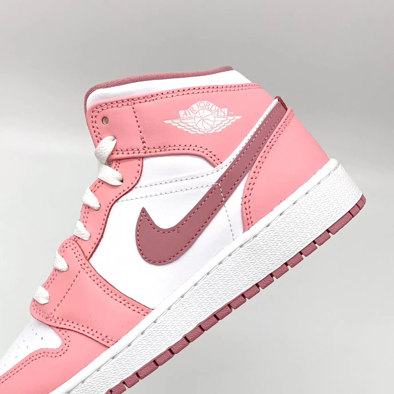 Jordan 1 Mid Valentine's Day