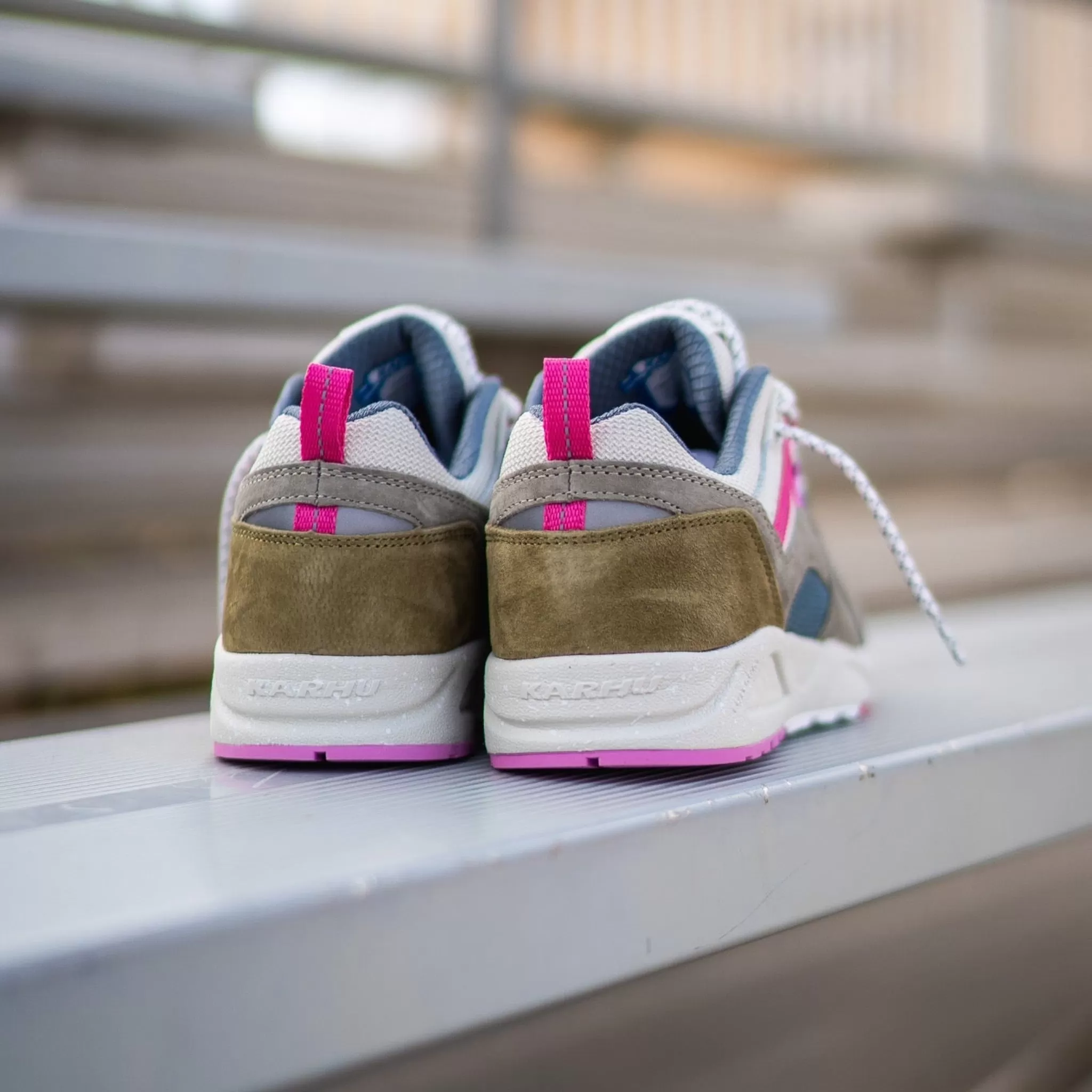 Karhu Fusion 2.0 (Abbey Stone/Pink Yarrow)